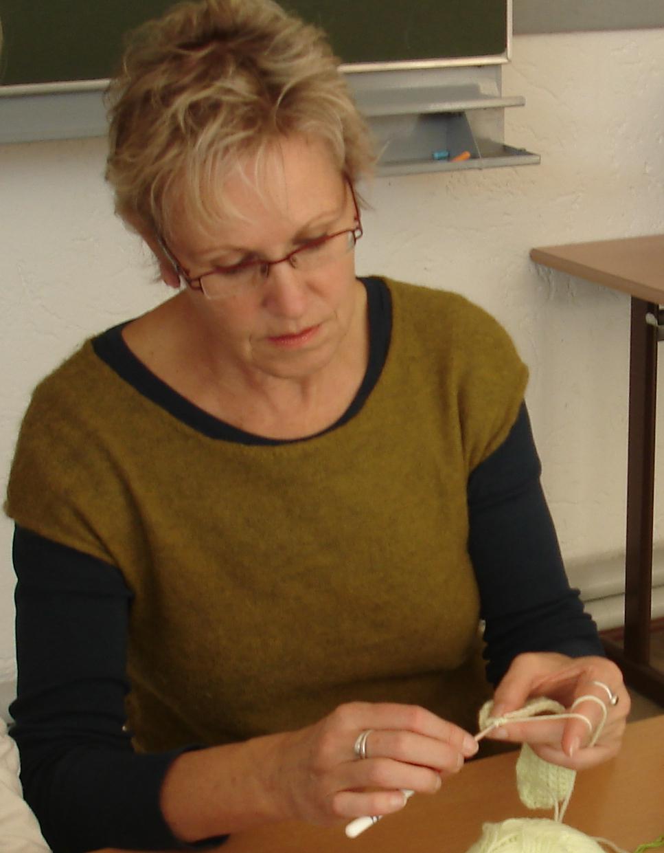 Christine Siess beim Häkeln