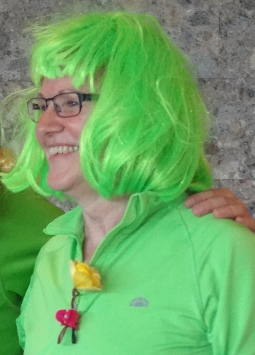 Christine Siess mit grünen Kunsthaaren und grünem Polo