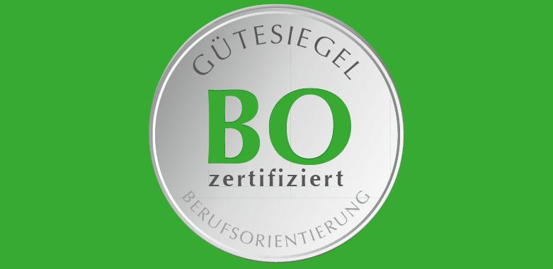 Logo Berufsorientierung, grün gefülltes Rechteck, in der Mitte grauer Kreis mit dem Wort oben "Gütesiegel" in der Mitte BO zertifiziert und unten das Wort "Berufsorientierung"