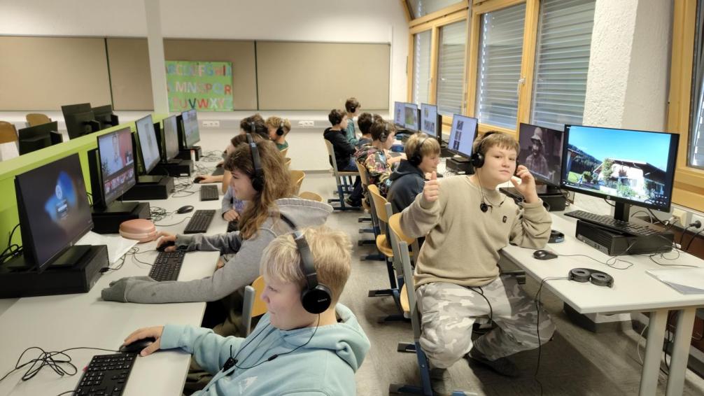 Kinder im IT-Saal mit den Kopfhörern