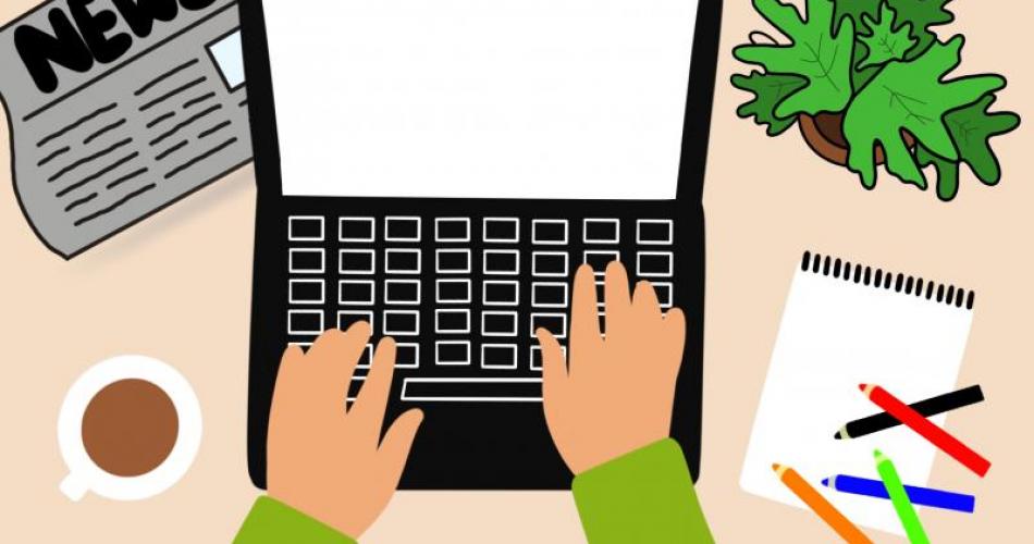 schwarzer Laptop, welche von zwei Händen bedient wird. Links oben Zeitung News, Rechts oben grüne Pflanze, Rechts unten Block mit Buntstiften
