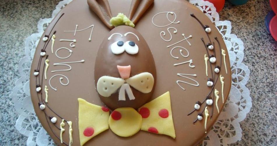 Kuchen mit Osterhasenkopf und Schriftzug „Frohe Ostern“