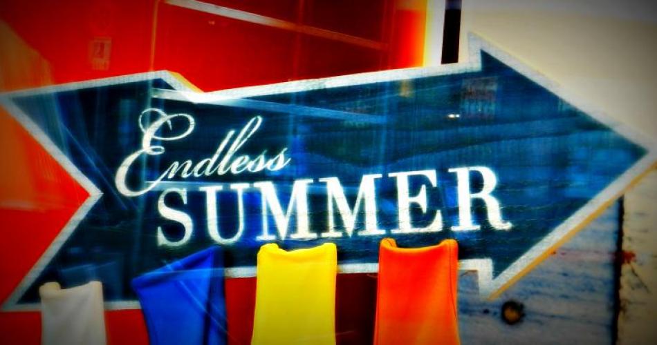 Schriftzug "Endless Summer" in einem weiß umrandeten blauen Pfeil mit rotem Hintergrund