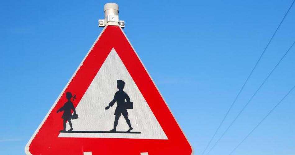 Verkehrszeichen "Achtung Schulkinder"