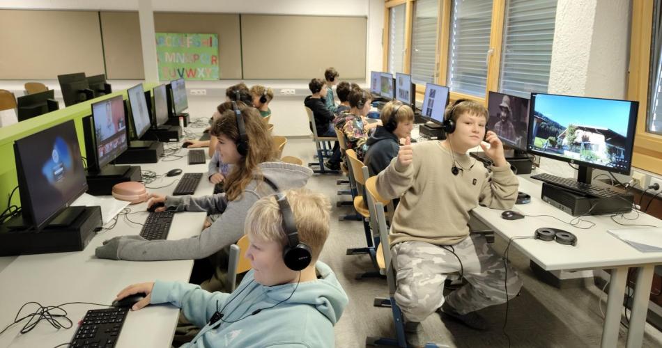 Kinder im IT-Saal mit den Kopfhörern