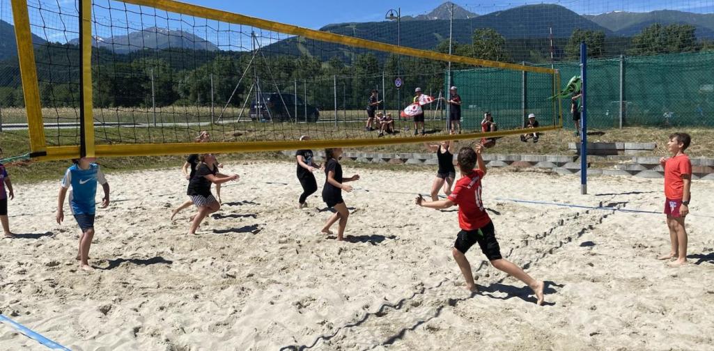 Ball über die Schnur