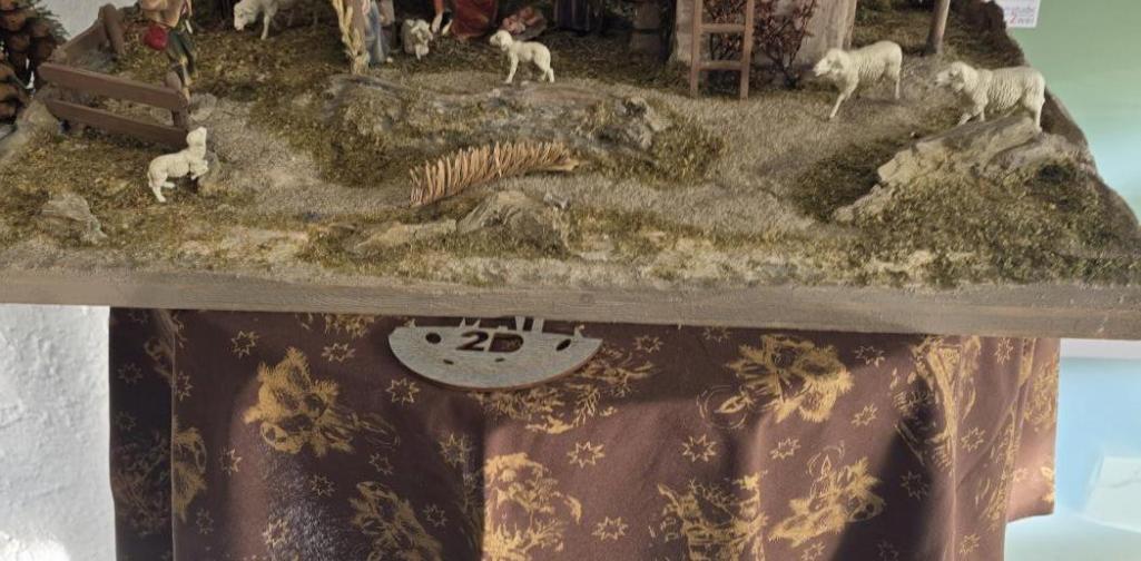 Weihnachtskrippe Weihnachtskrippe mit Figuren in der Aula der MSK