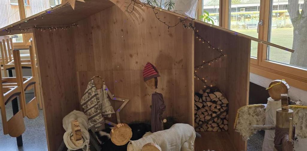 Weihnachtskrippe Weihnachtskrippe mit Figuren in der Aula der MSK